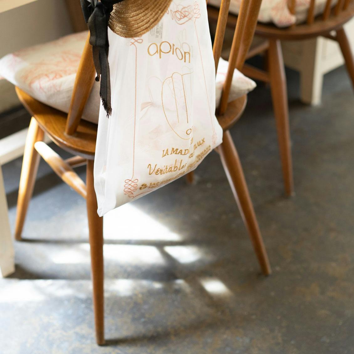 あの人のバッグ】かばんも中身も、心ときめくお気に入りで揃えて（料理