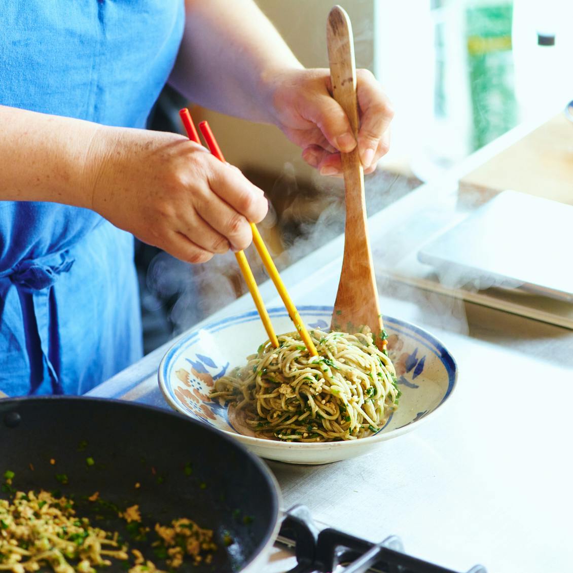 初夏はかんたん麺で】第1話：冷凍そばで！ ニラとミントの、鶏そぼろ