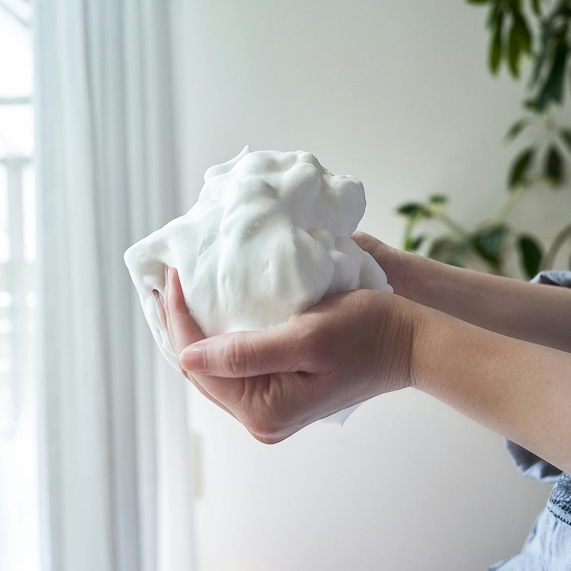 ダメージを受けた夏の肌へ。プロに聞く洗顔のコツと、首里石鹸 琉球の