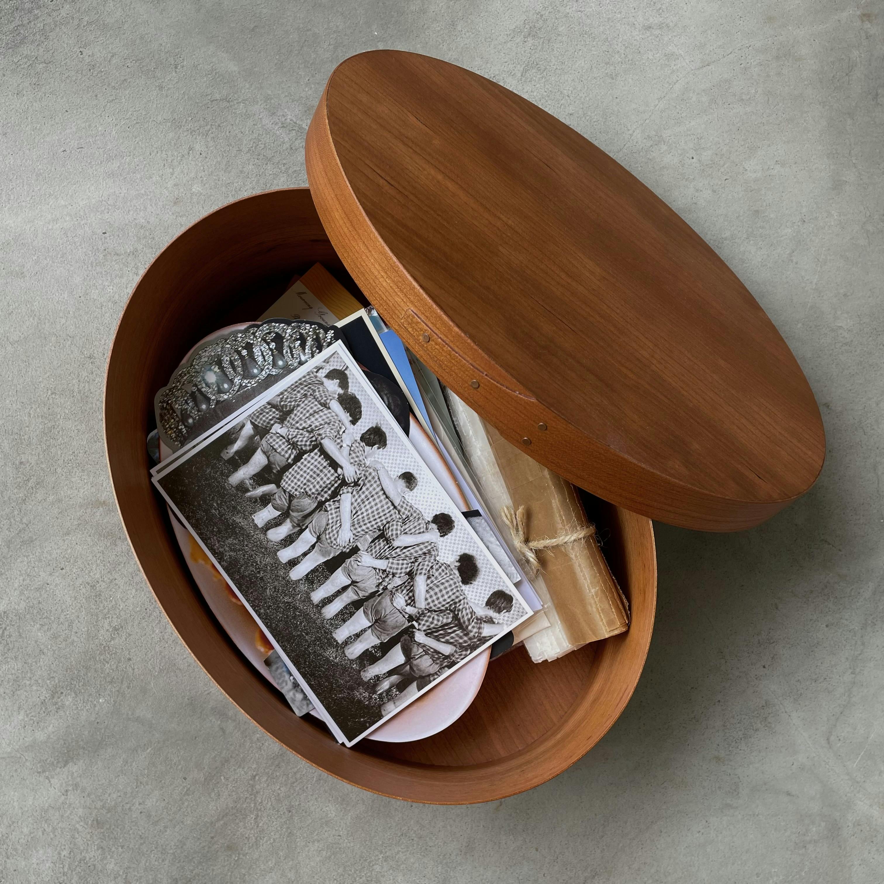 フランスアンティーク  シェーカーボックス あの人のデスク事情】アンティーク机の下に、お気に入りのシェーカー