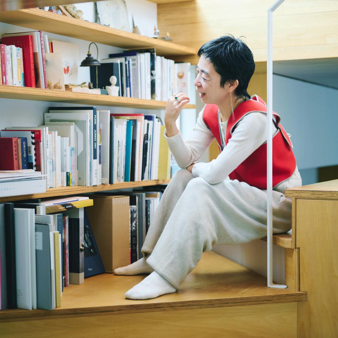あの人の本棚】前編：手作りの棚や階段の踊り場に。好きなエッセンスを