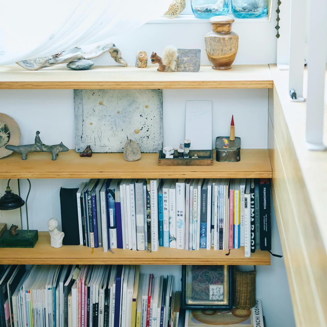 あの人の本棚】前編：手作りの棚や階段の踊り場に。好きなエッセンスを