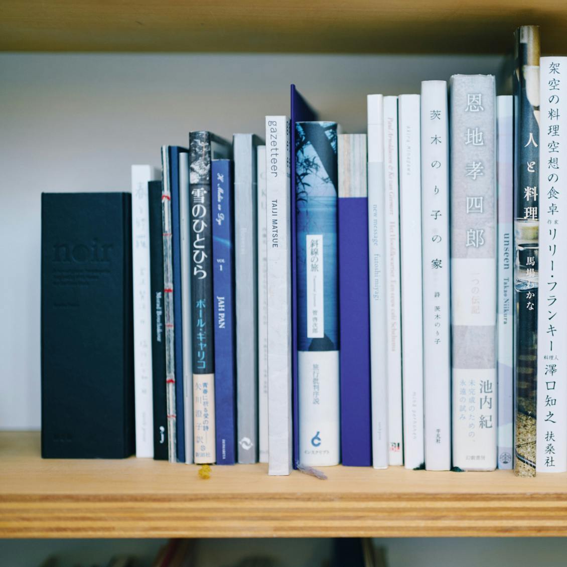 あの人の本棚】前編：手作りの棚や階段の踊り場に。好きなエッセンスを