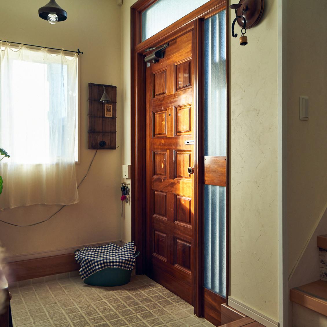 インテリアのプロを訪ねて。LIXILの「リシェント玄関ドア3」を取り入れ