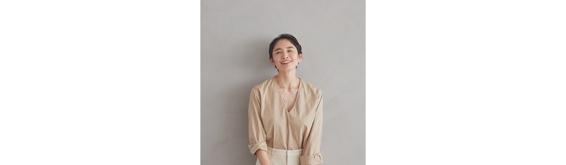 特別インタビュー】俳優・小島聖さんの「春いちコーデ」と、居心地が