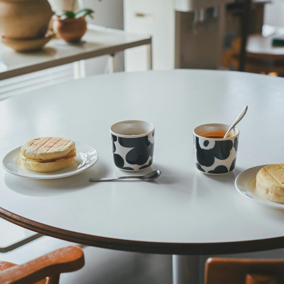 私たちのスタンダード】朝食にも、ほっと一息つきたいときにも。マリメッコのラテマグ、こんなふうに使っています - 北欧、暮らしの道具店