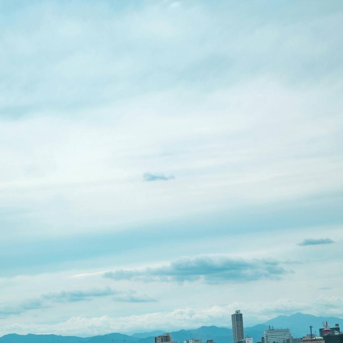 空を見上げて】後編：晴れていたのに急な大雨が……。 天気予報は「今ここ」が苦手です - 北欧、暮らしの道具店