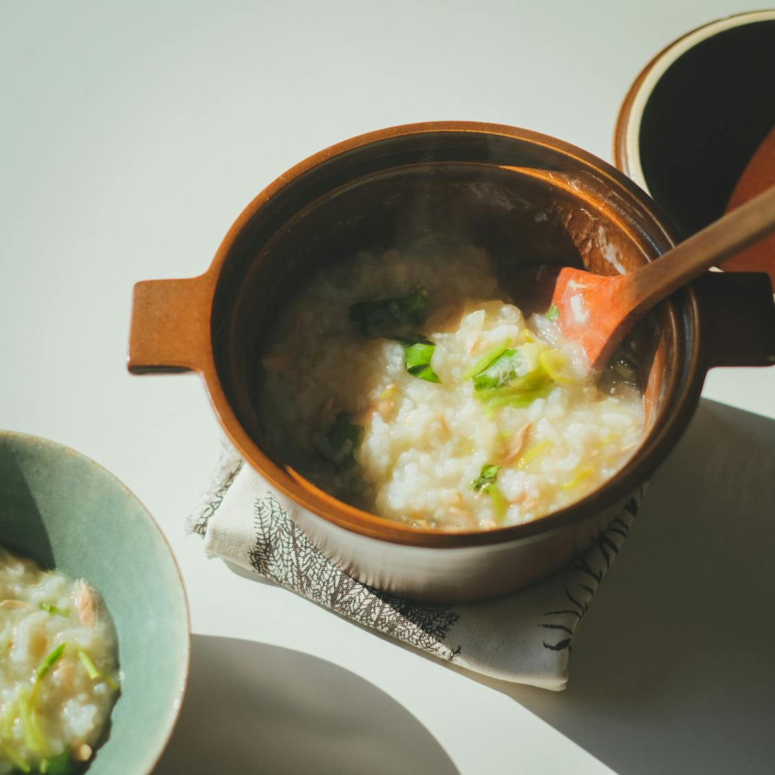 スタッフと台所道具】お粥、ひとり分の袋麺、スンドゥブに蒸し野菜まで。「小さめお鍋」の愛用シーンをご紹介します！ - 北欧、暮らしの道具店