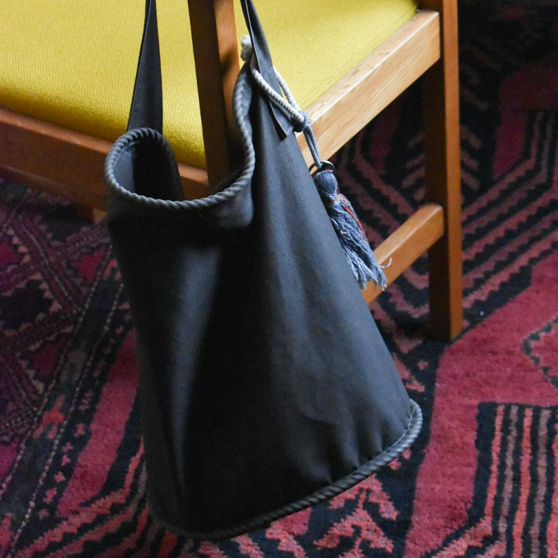 あの人のバッグ】歳を重ねたら「差し色」が楽しい。ガラス作家が選ぶ