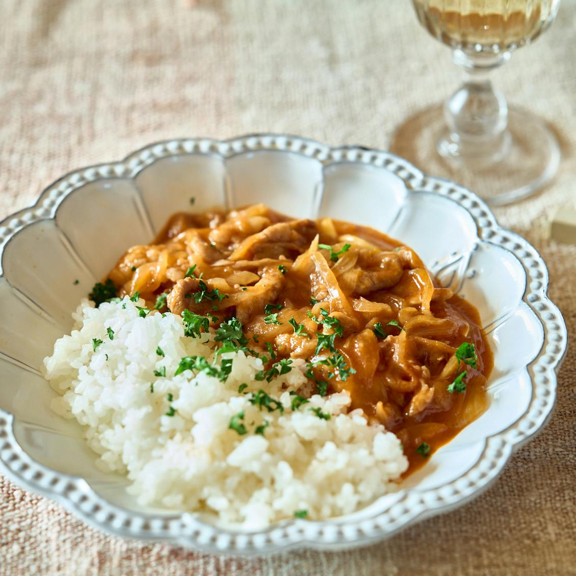 冷凍庫の助っ人おかず】01：たっぷり作ったら冷凍で「ごはん貯金」。お肉しっとり！ポークチャップ - 北欧、暮らしの道具店