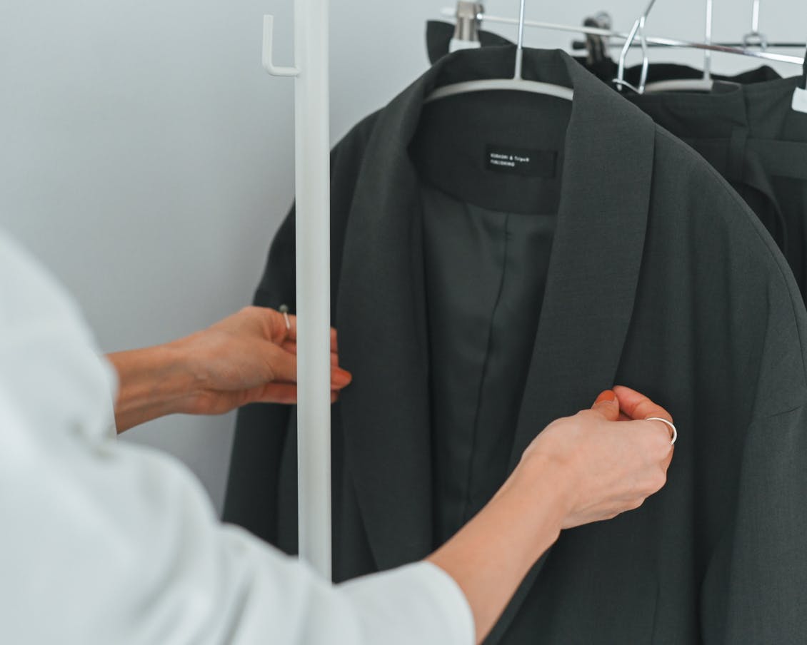 開発秘話】オフィスでの装いにずっと迷っていたから。デザインも機能性