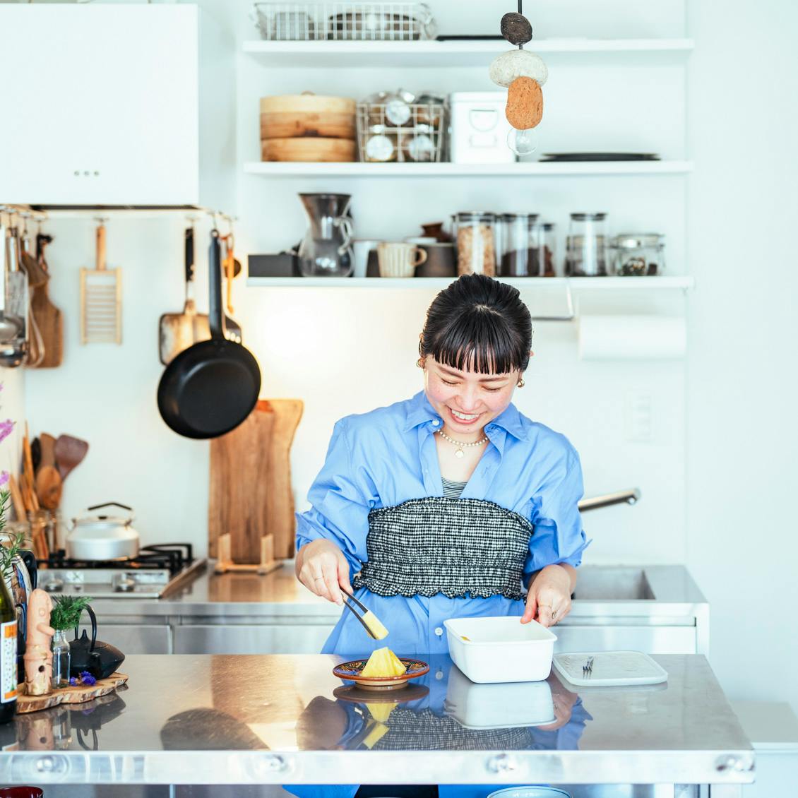 賃貸ワンルームのコンパクトなキッチンに、自分の「好き」を詰め込んで