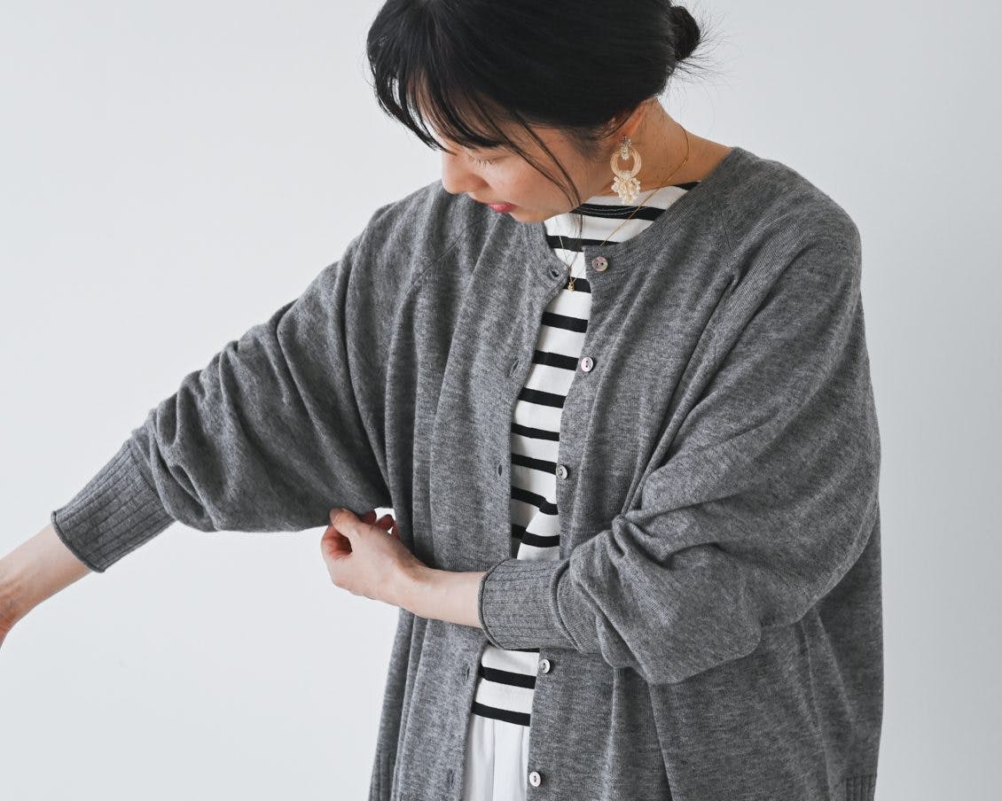 開発秘話】新色ブラックも登場。着やすさ抜群カーディガン、スタッフの