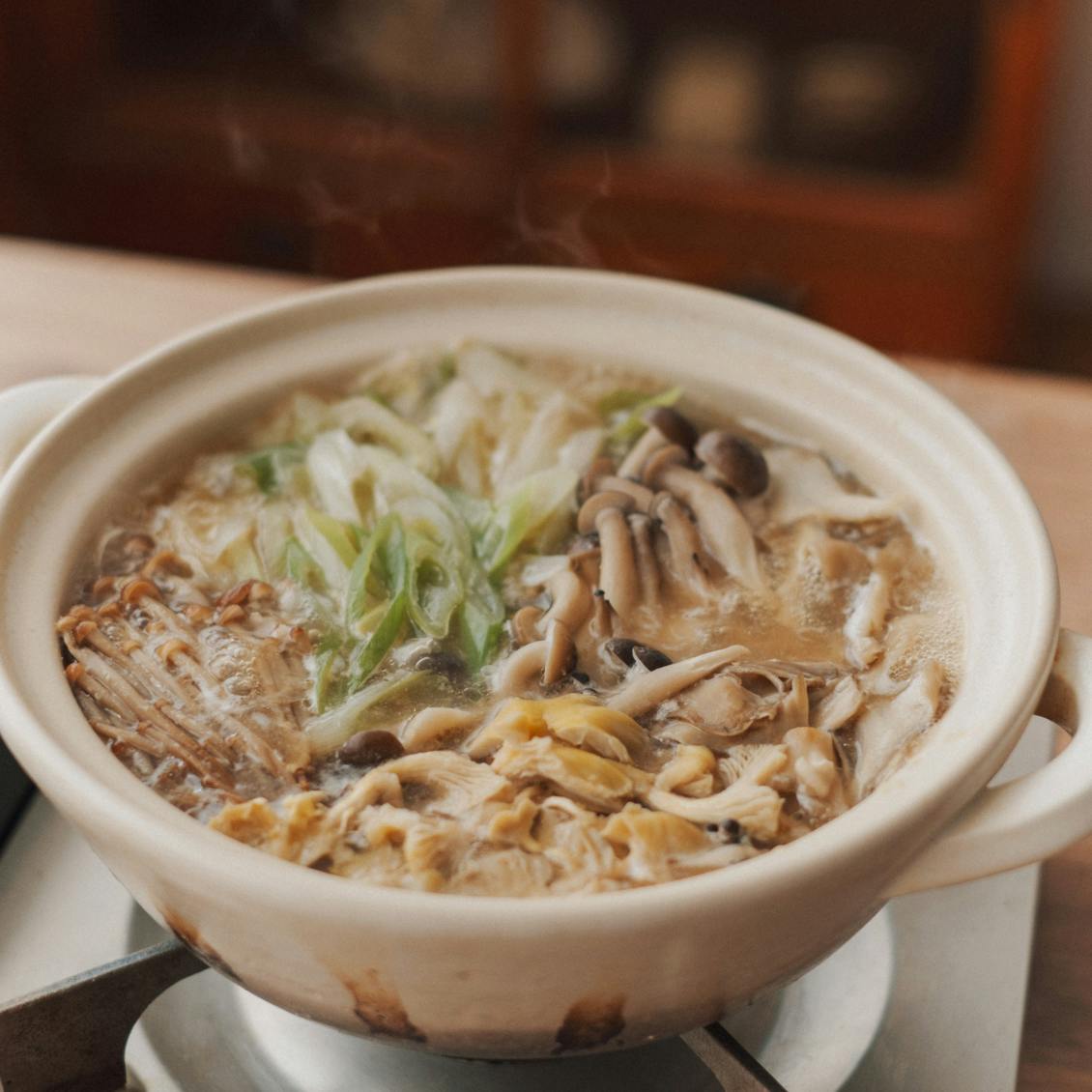 やさしい鍋】01：榎本美沙さんに教わる「たっぷりきのこと鶏肉の甘酒