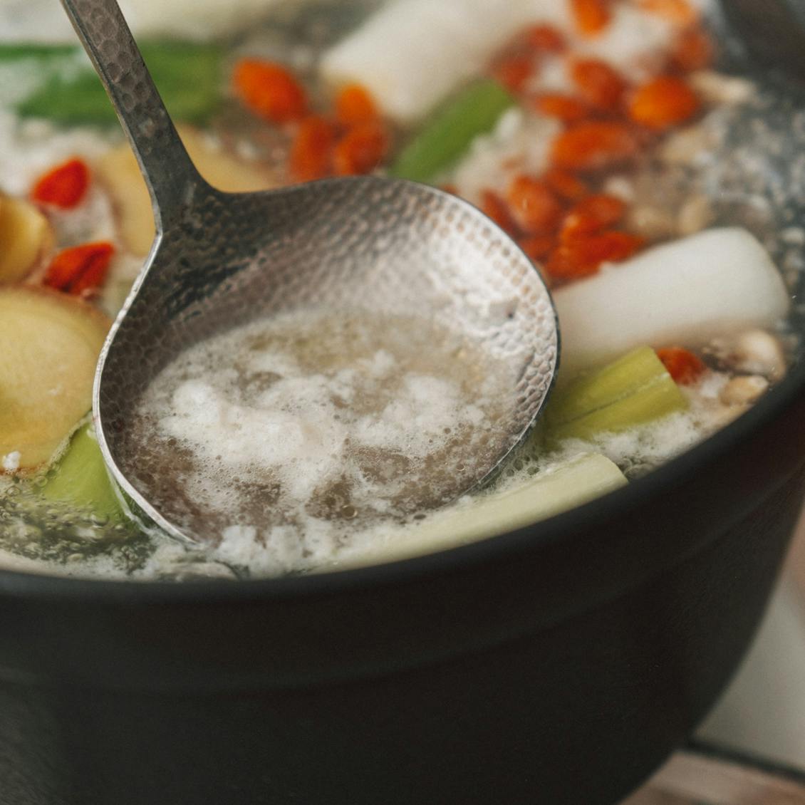 やさしい鍋】02：鶏手羽で手軽に。身体があたたまる「トマト入り塩麹