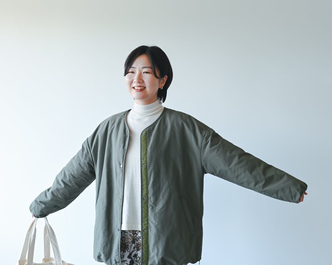 北欧暮らしの道具店　洗えるショート丈コート　カーキ ノーカラー　ブルゾン 北欧暮らしの道具店 洗えるショート丈コート カーキ ノーカラー