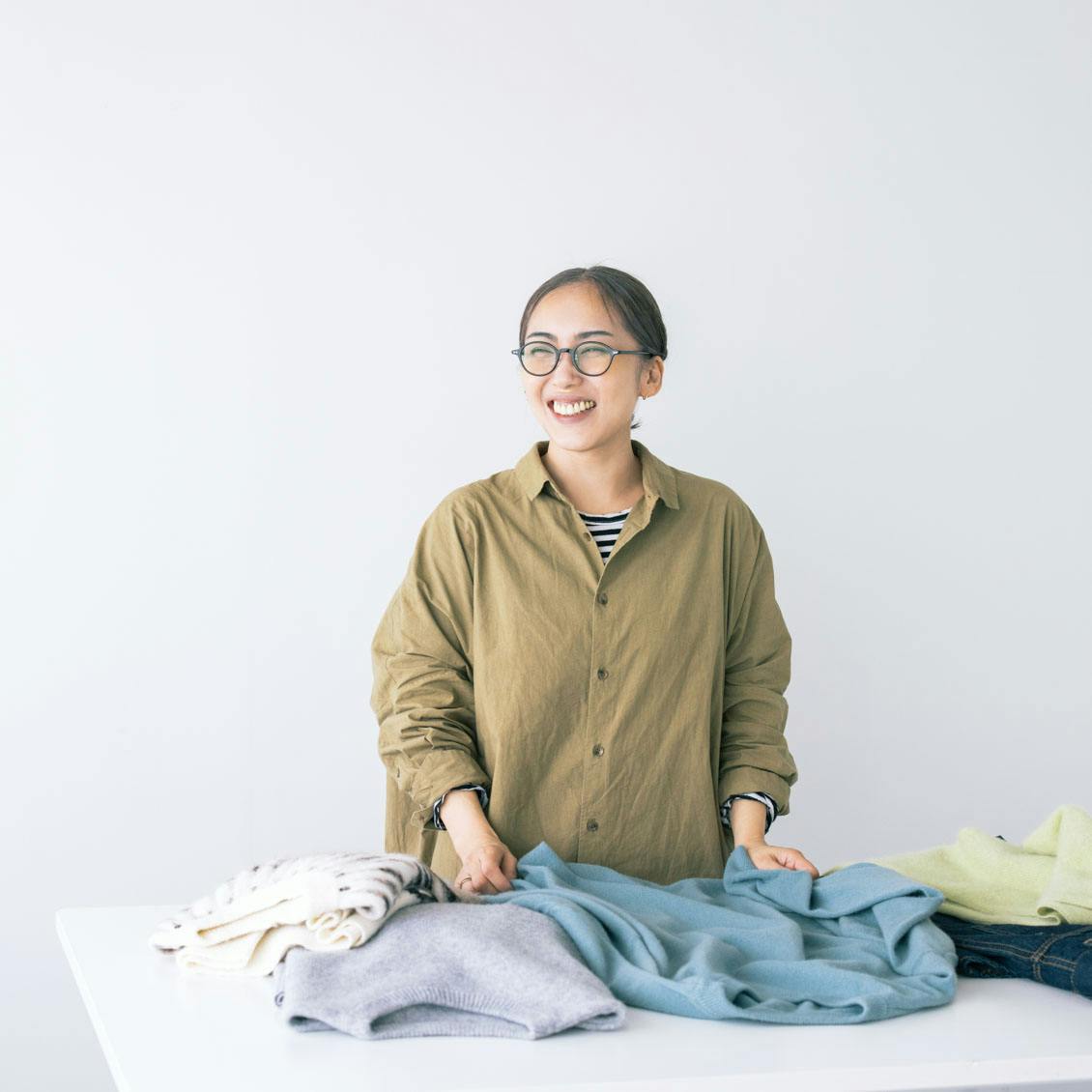 冬コーデの便利帖】前編：定番の無地ニットをおしゃれに着るには