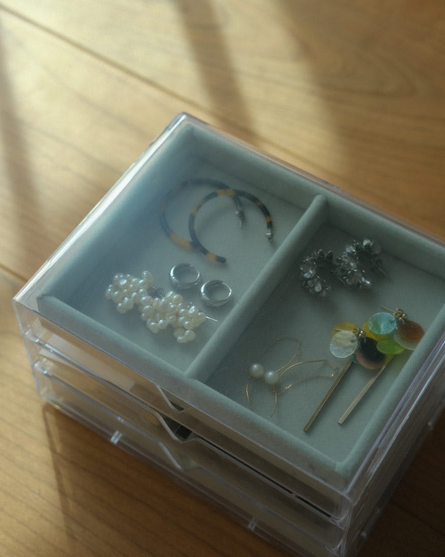 スタッフの愛用品】小さな華やかさが嬉しい。ピアスに代わって